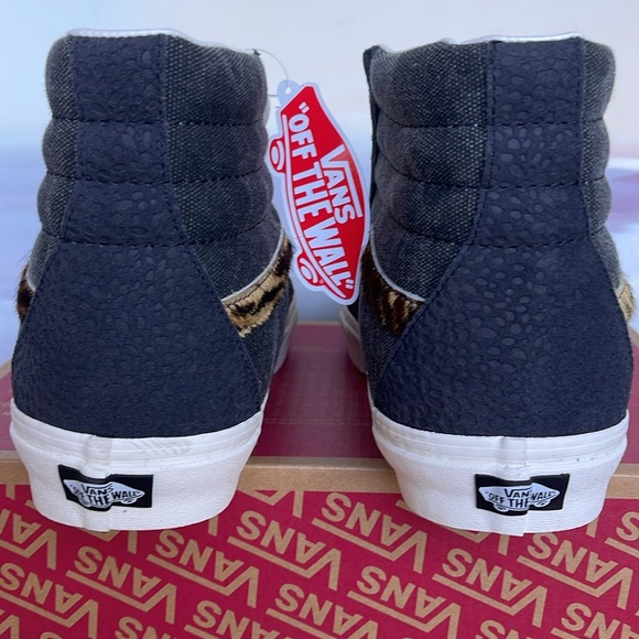Vans Men’s Sk8-Hi
Subtle Safari Asphalt
VN0A5JMJ107
Sneakers - Picture 14 of 16